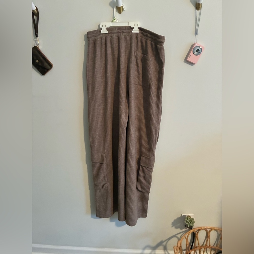 Halara pants - Picture 2 of 4